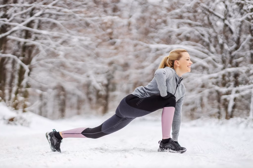 deportista feliz ropa calida haciendo ejercicios estiramiento calentamiento camino bosque invierno 232070 13147