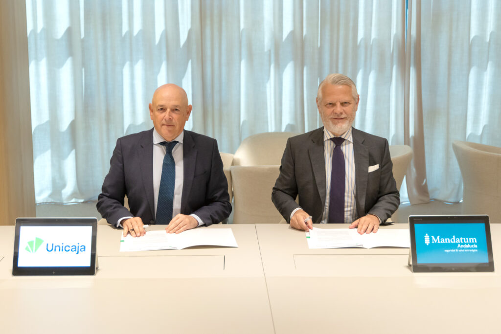 Unicaja se incorpora como patrocinador a Mandatum para impulsar la seguridad y salud laboral en Andalucía 1 Firma Mandatum 03 003