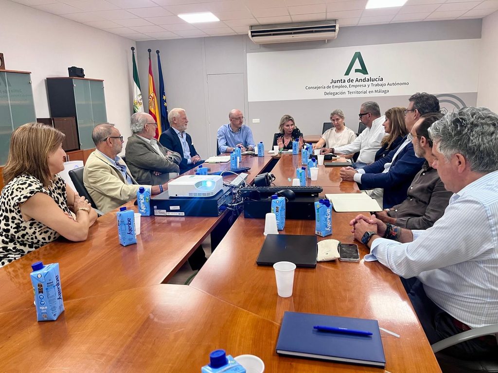 La delegada de Empleo en Málaga; Carmen Sánchez Sierra, recibe a Mandatum 3 f5